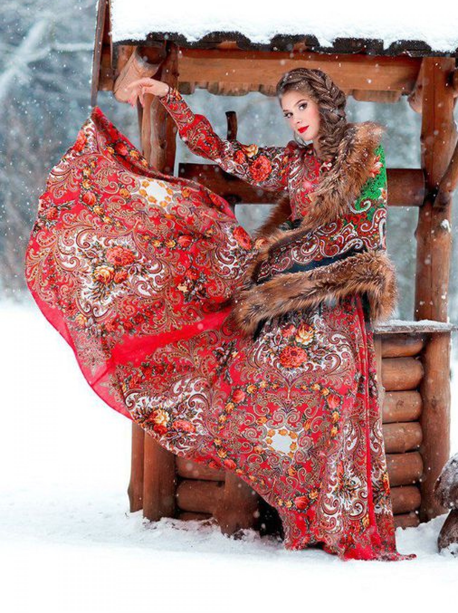 Красное дизайнерское платье из павловопосадских платков 