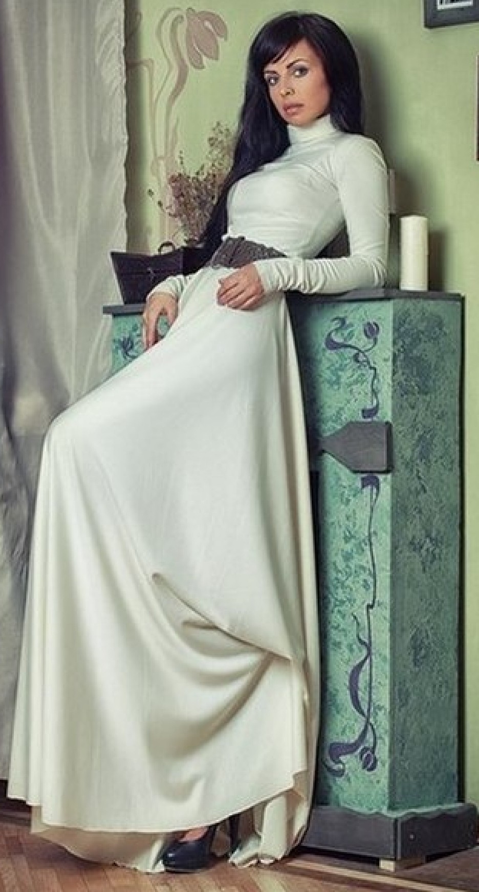 Дизайнерское платье в пол из трикотажа с высоким воротничком и длинными рукавами