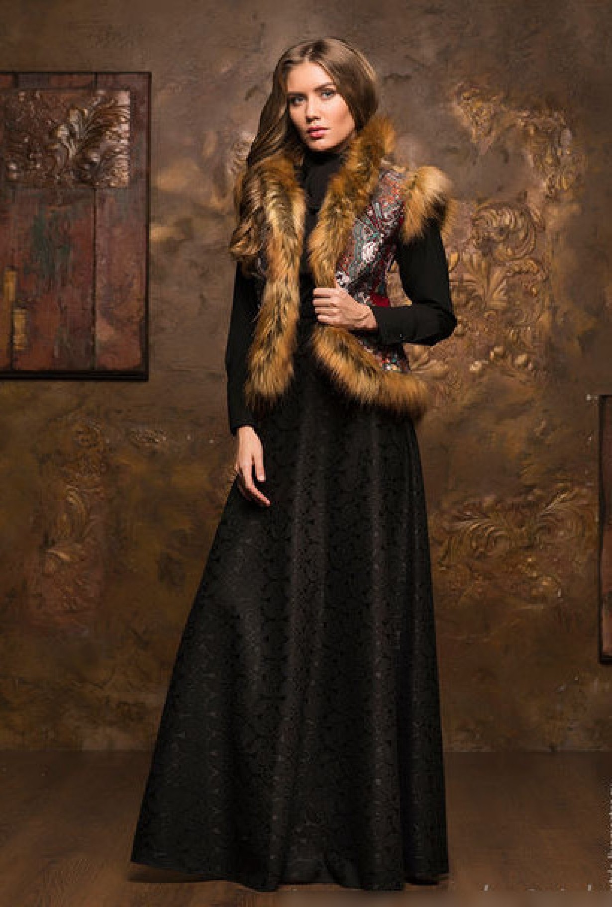 Женская жилетка из павловопосадского платка с искусственным мехом