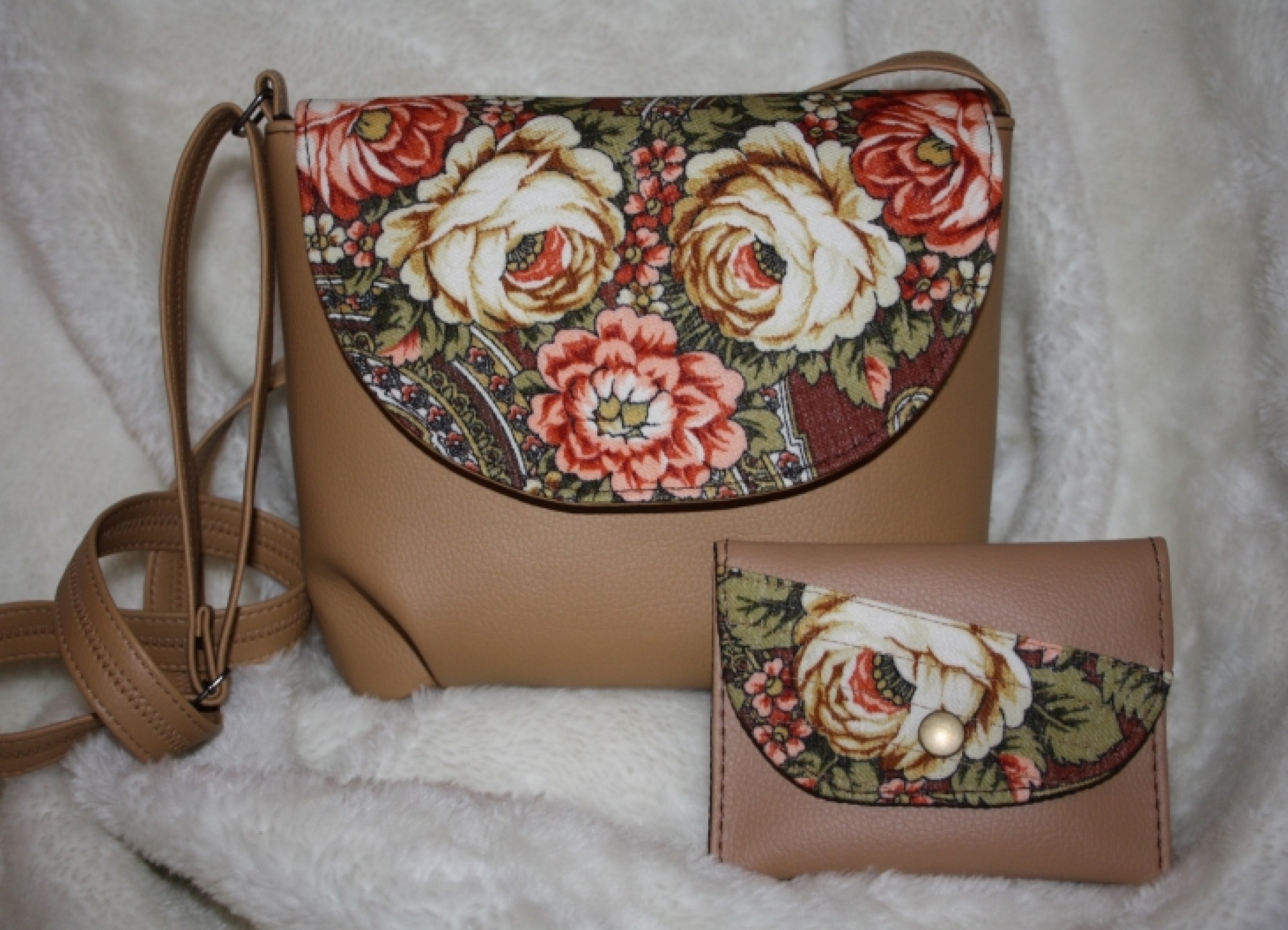 Сумочка через плечо из экокожи, украшенная павловопосадским платком