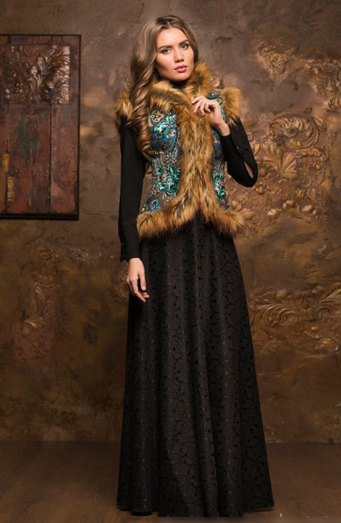 Жилетка в русском стиле с мехом и павлопосадским платком