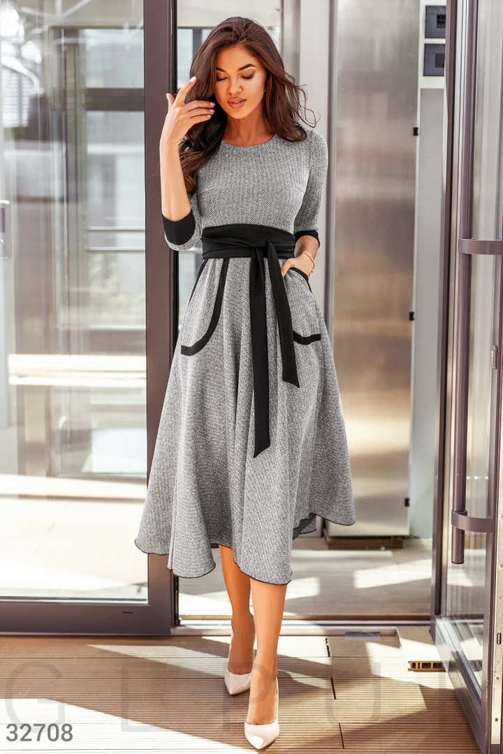 Серо-черное платье-миди