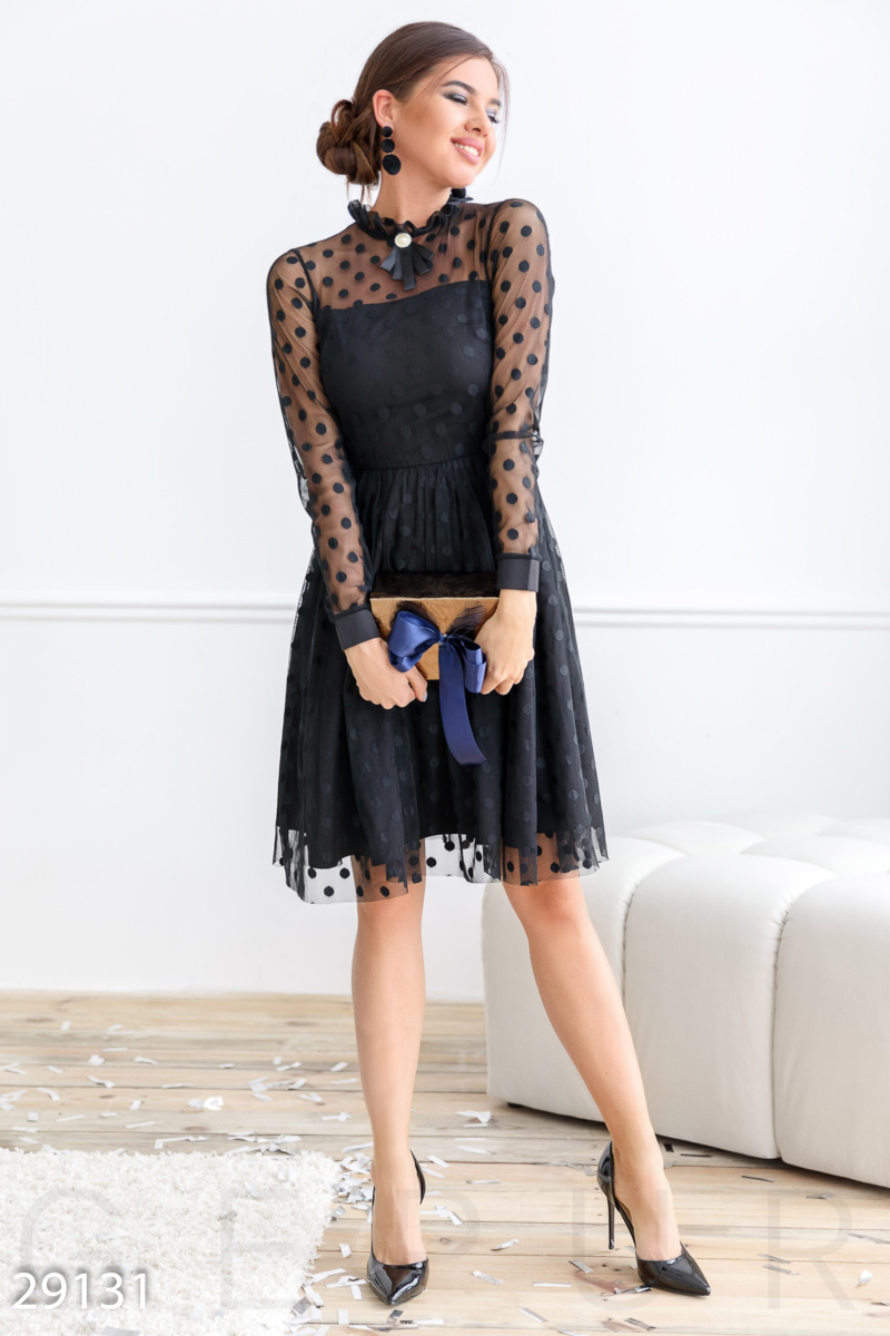 Сдержанное черное платье-миди в горошек 