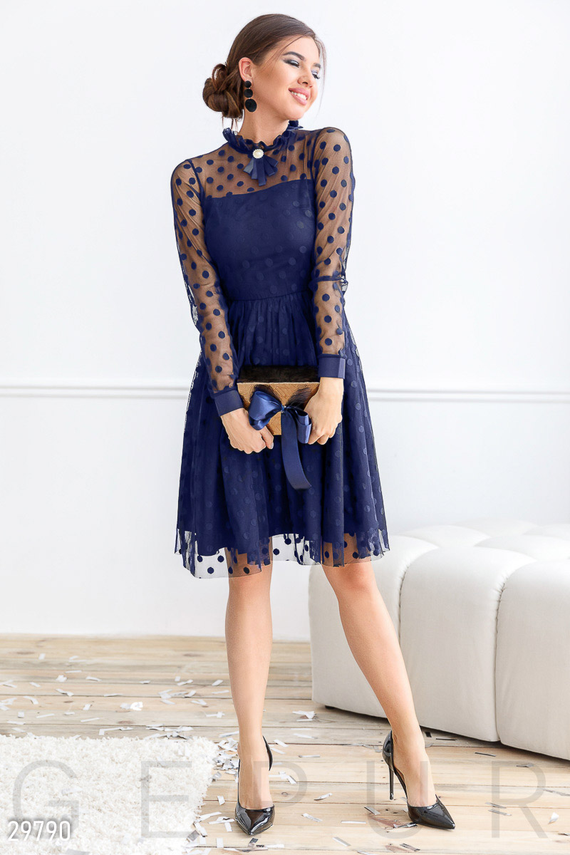 Сдержанное синее платье-миди в горошек 