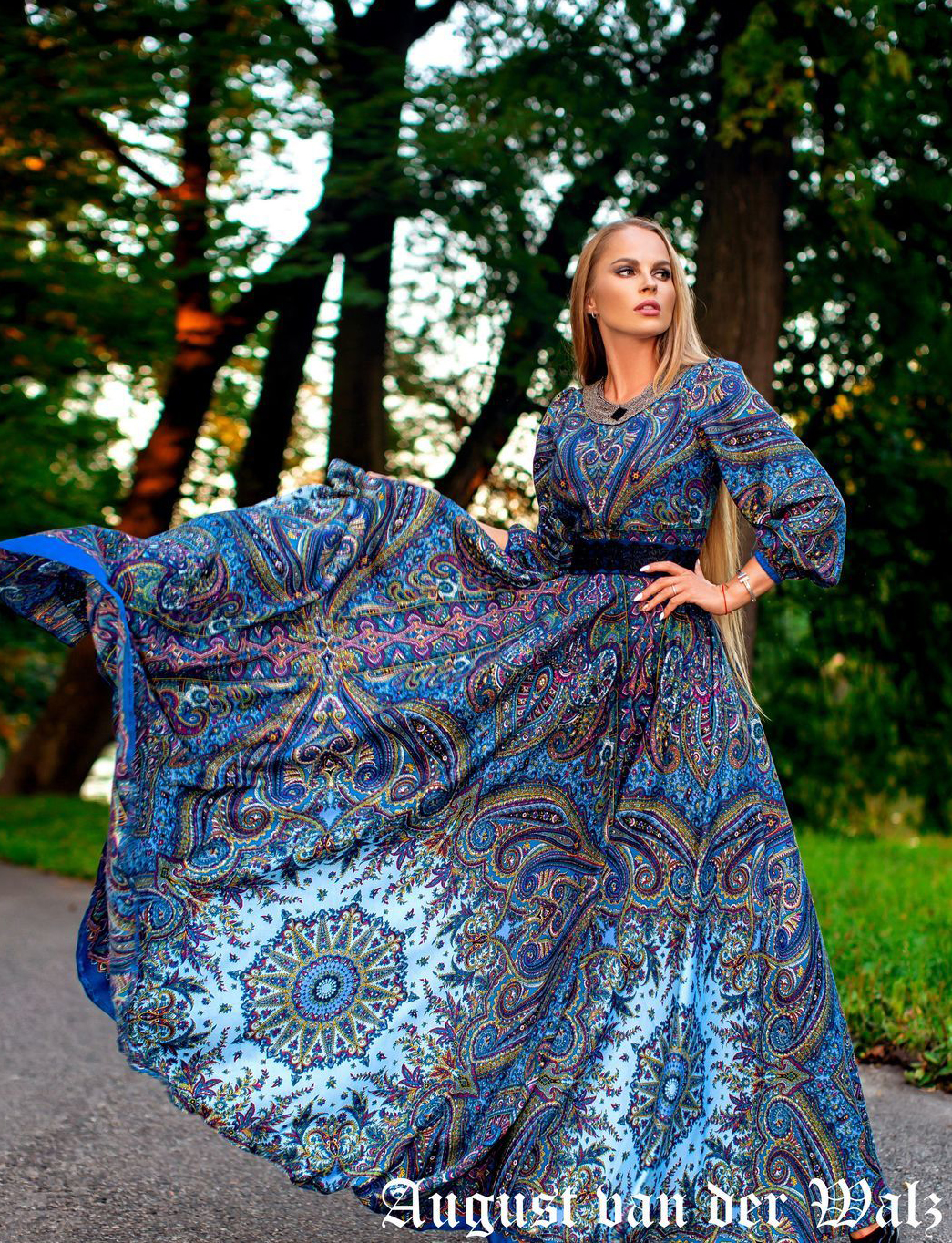 Синее платье в пол из шалей в восточном стиле 