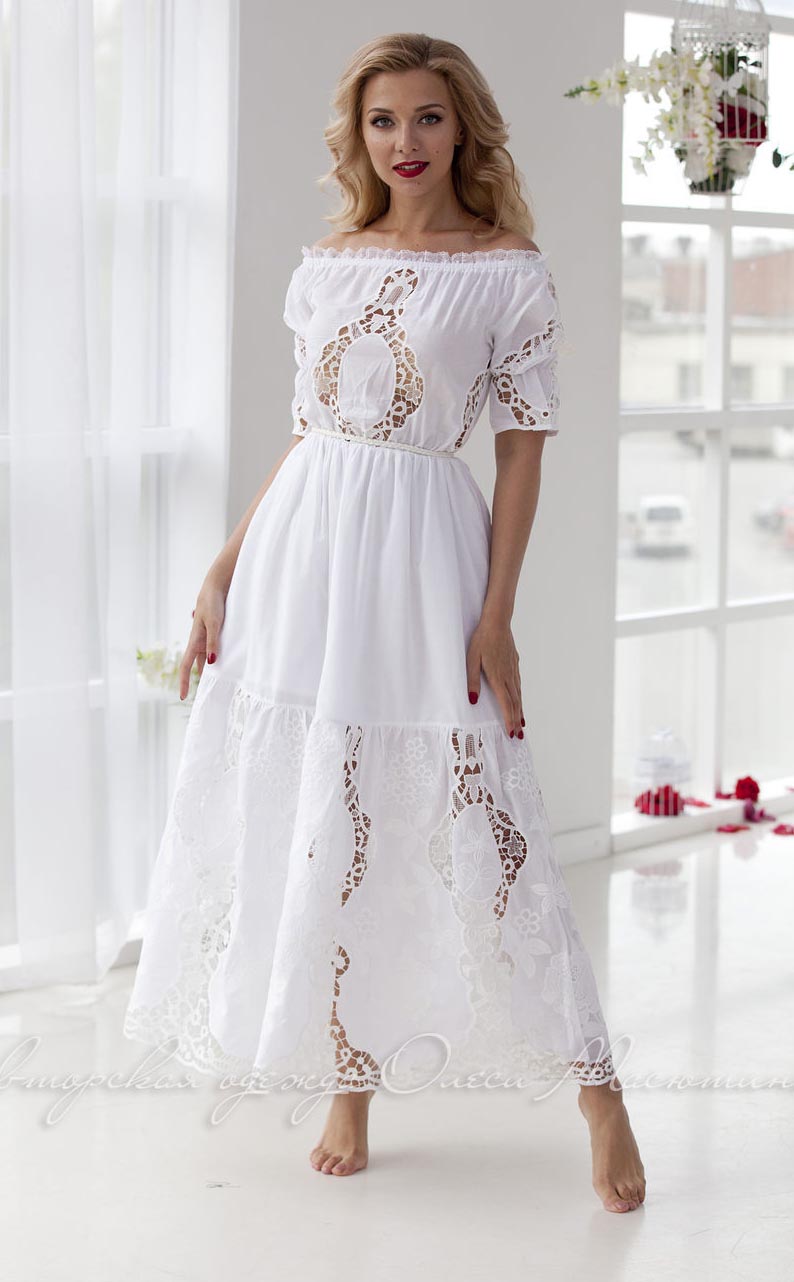 Длинное белое платье с открытыми плечами из хлопка